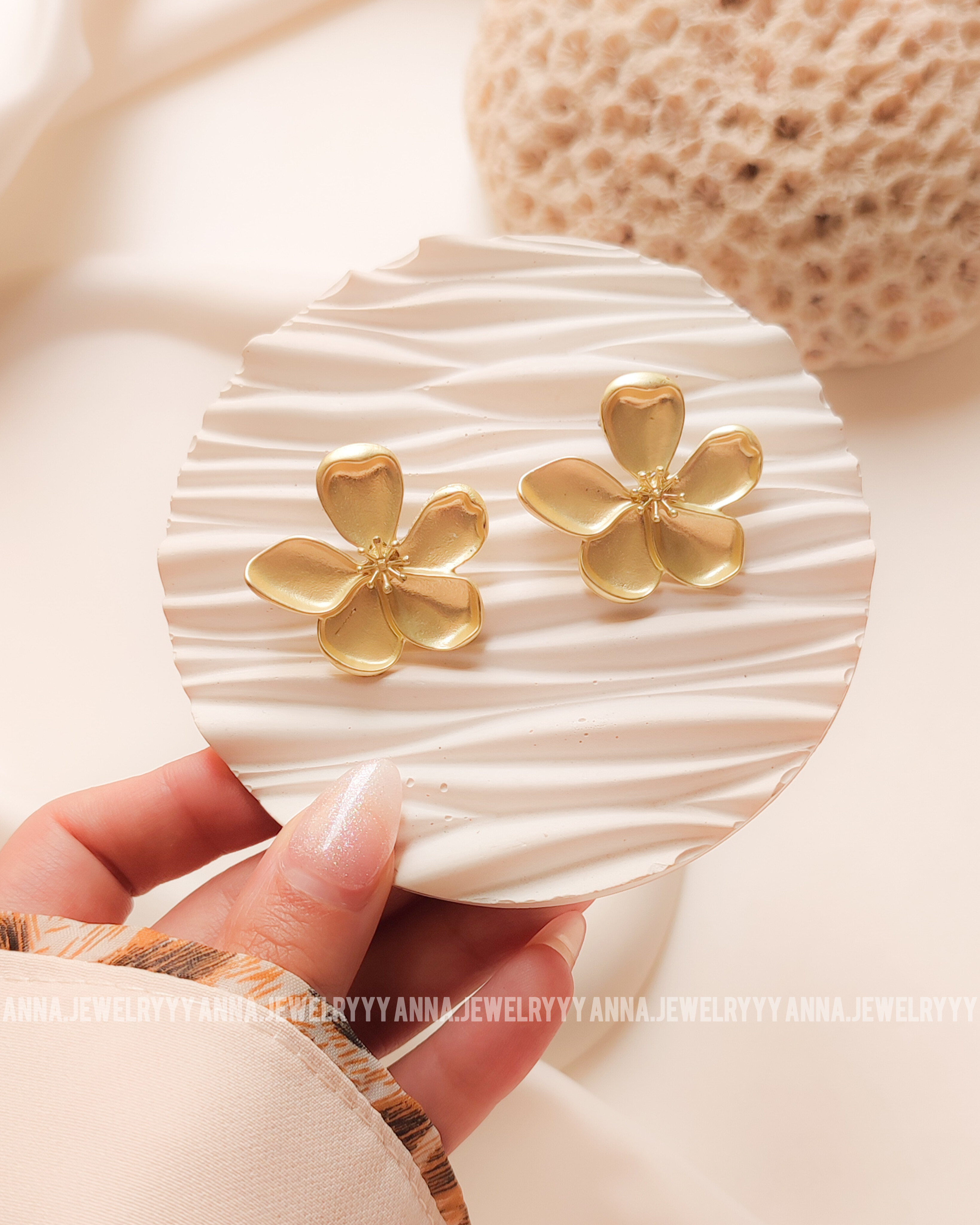 گوشواره گل طلایی میخی مات